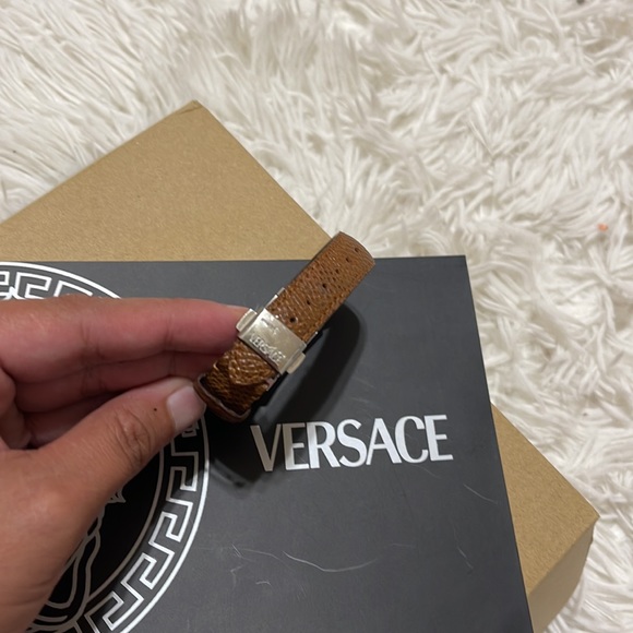 Versace women’s water resistant watch 17mm - Picture 4 of 16